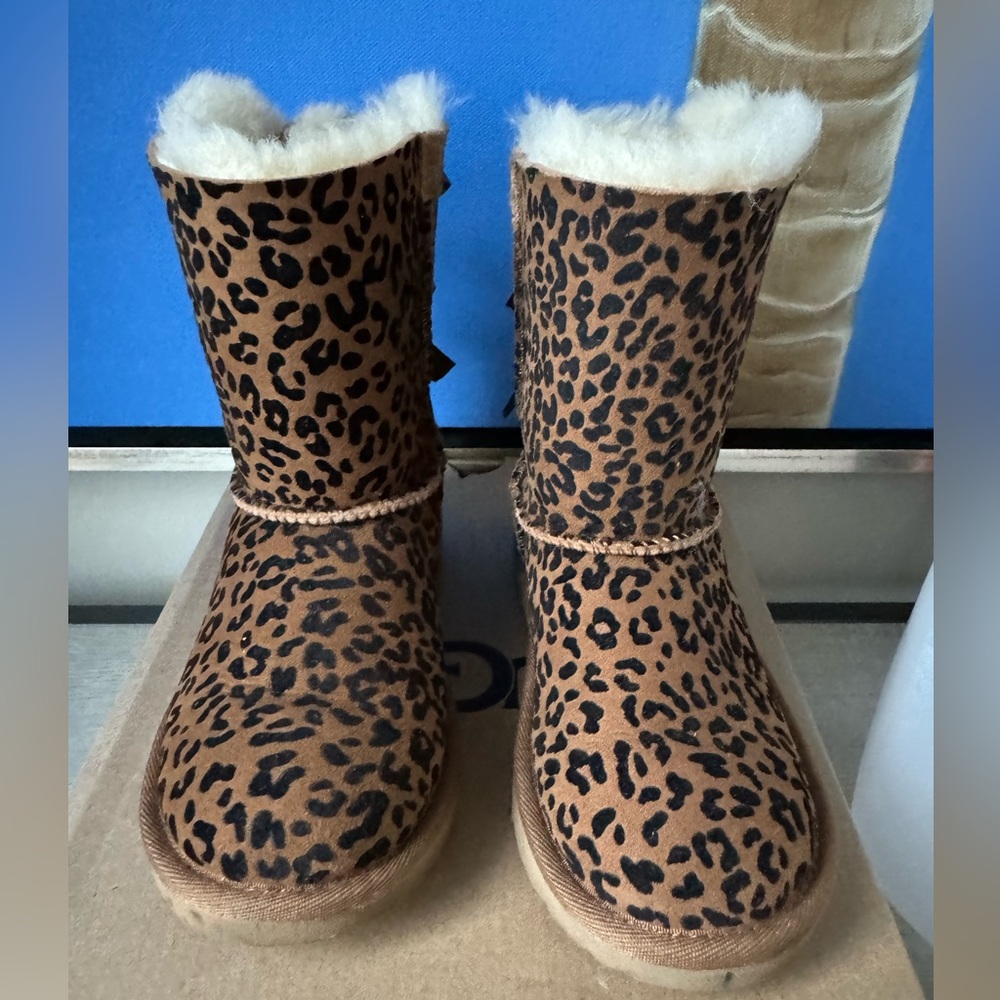 Bailey bow Ugg boots for girls in leopard